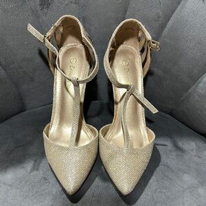 Dream Pairs Glittery Gold Heels